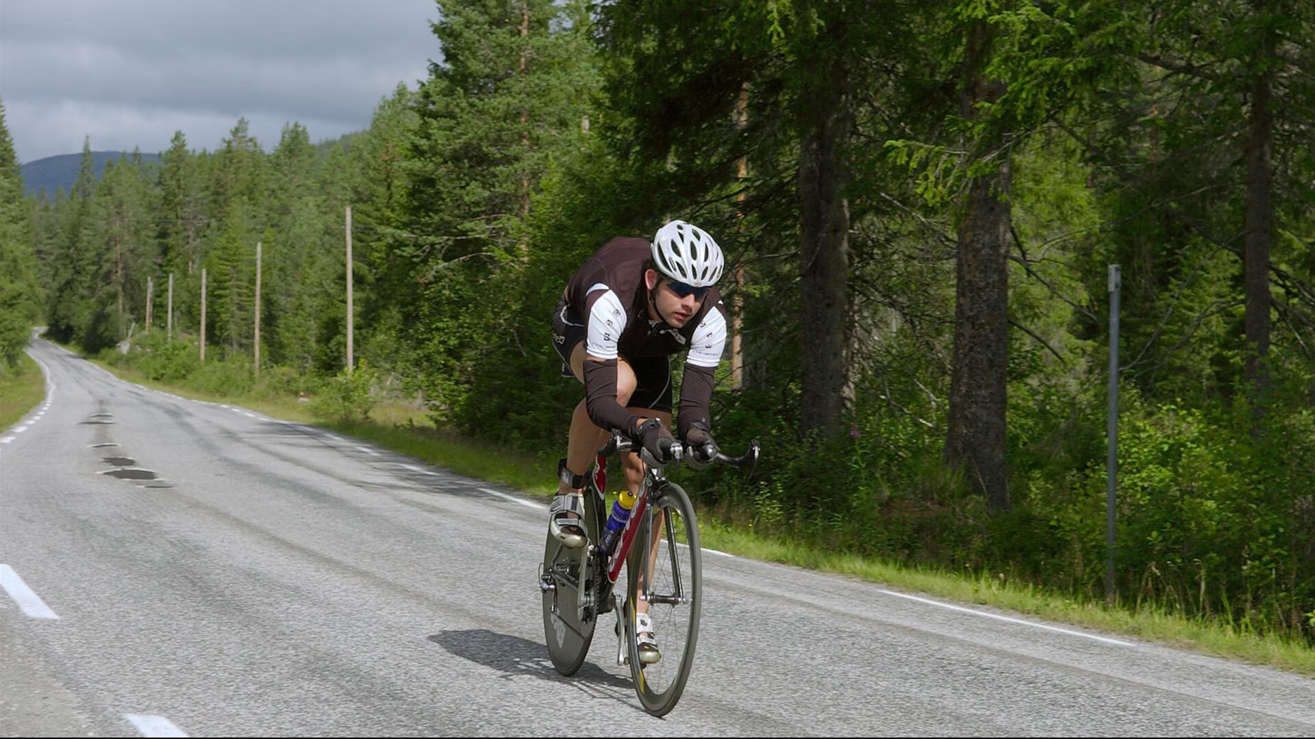 姆巴佩帽子戏法助巴黎圣日耳曼大胜,法甲争冠悬念再起